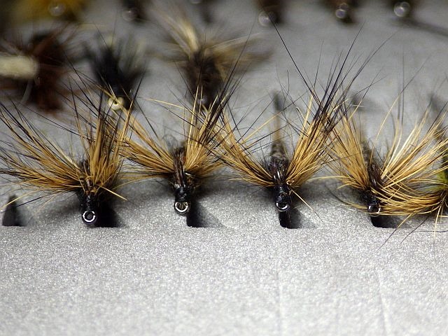 Montage baetis ailes en V poils dos lièvre Avozetto Webzine Pêche Mouche